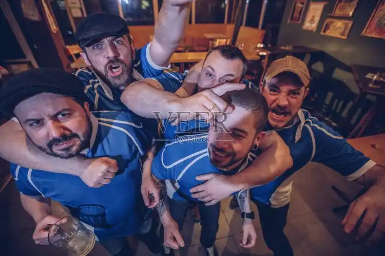 一群男人在运动酒吧里照片摄影图片