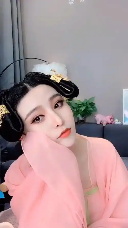 这才是仿妆的最高境界,本以为是范冰冰,下一秒旗袍惊艳到了