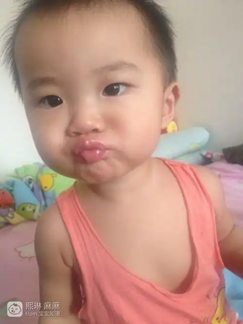 一般卖萌都是嘟嘟嘴巴,萌萌哒  闺女特别擅长这个嘟嘟嘴,从小就知道