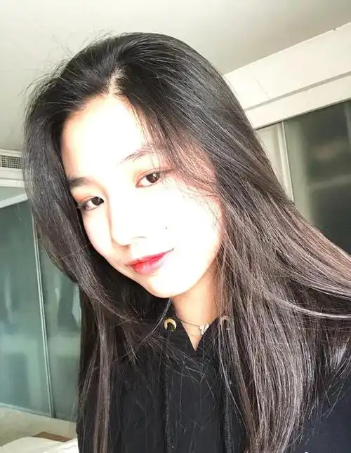 汪峰大女儿小苹果晒自拍涂红唇抿舌头超有明星范