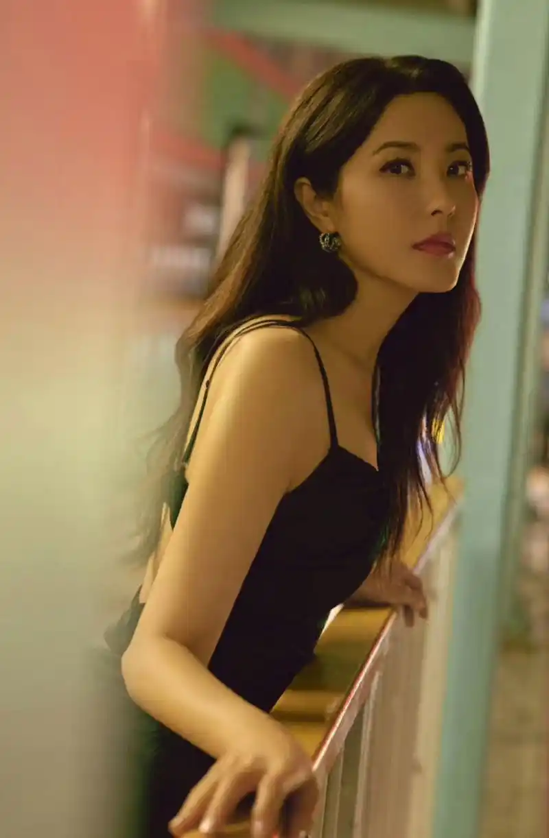 她现在也算是四十岁阶段女明星里的佼佼者了,美貌出圈,作品也都是和