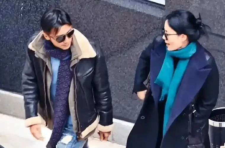 53岁王菲与谢霆锋再现世纪牵手,一身休闲穿搭无视旁人_黑色_外套_深