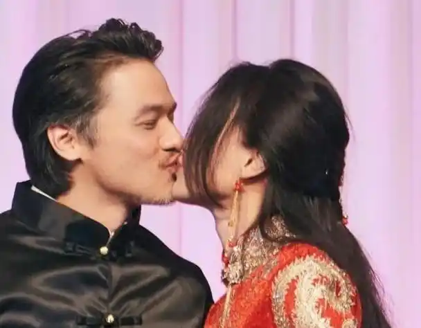 舒淇冯德伦结婚8周年补办中式婚宴,甜蜜亲吻相互表白,众星见证