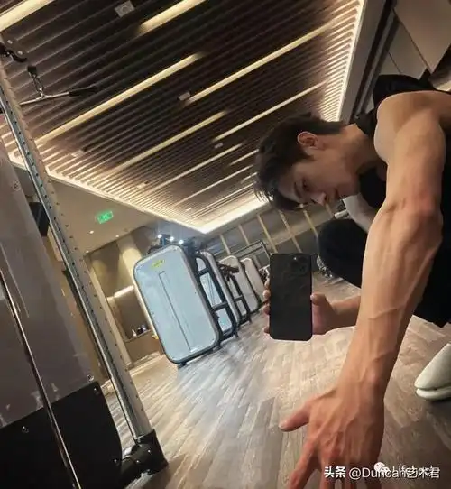 甄嬛传傅恒许凯腹肌照火上热搜这公狗腰是认真的吗