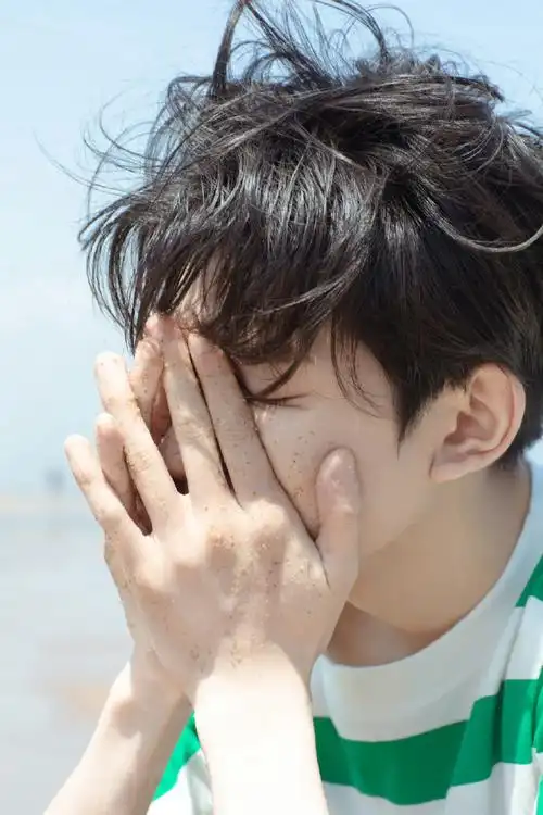 狂欢巡演##王源城市捉迷藏#  ep《肆百击》正式发布于2020年6月17日,"