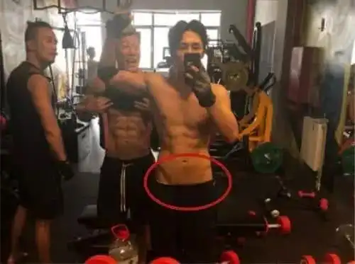 杜淳秀腹肌时裤子"掉了"还拍?"黑瘦"的形象观众直呼认不出