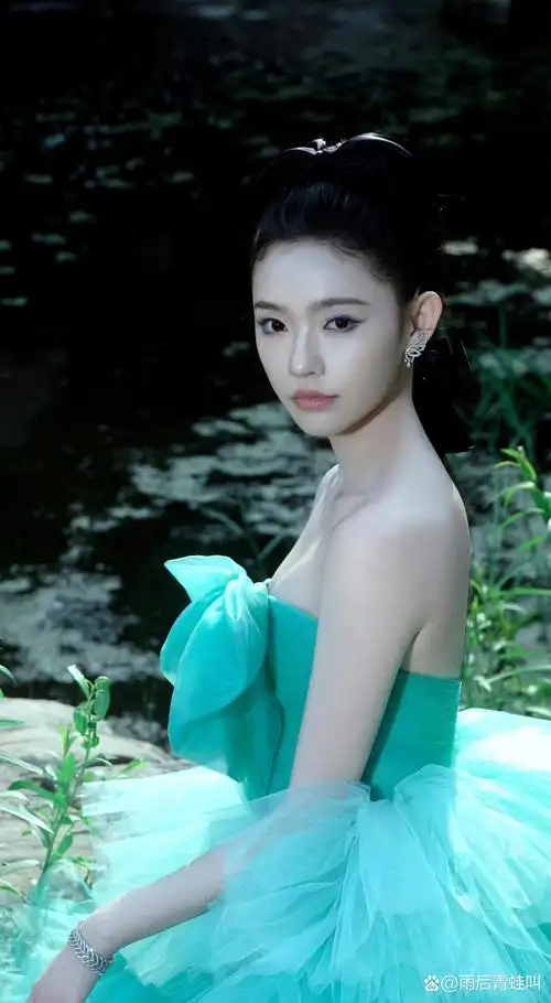 林允身着轻纱透视裙,拍摄了一组成熟写真.