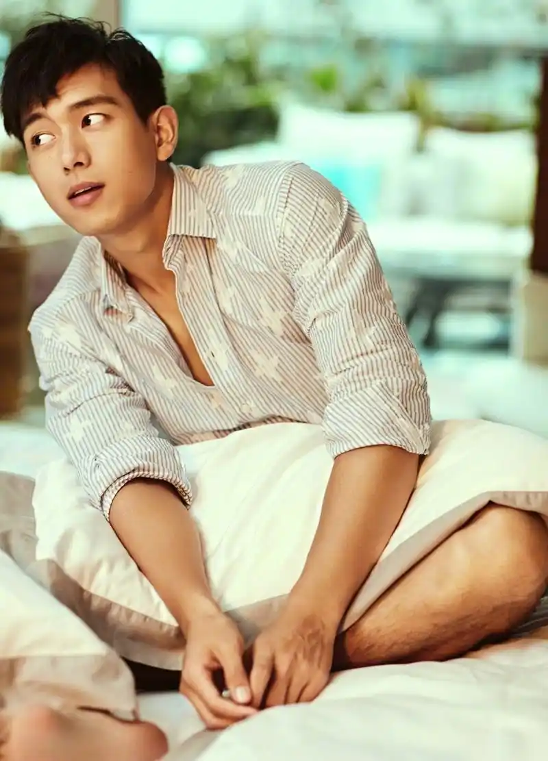 李现身着星星图案的条纹衬衫,搭配牛仔短裤,休闲装束舒适随性.