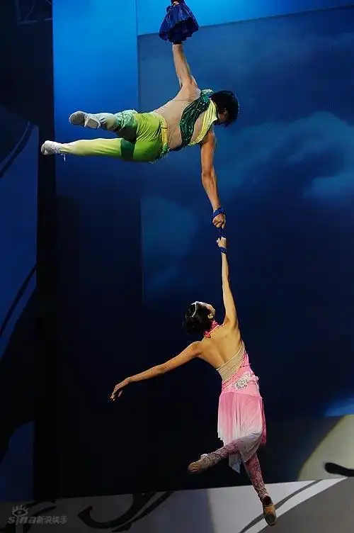 图文:功夫盛典现场表演--杂技演员表演飞天