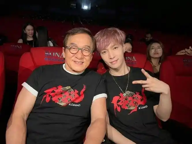 张艺兴晒与成龙合照