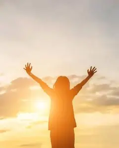 年轻女人举起的手,她的成功,人生的成功理念照片