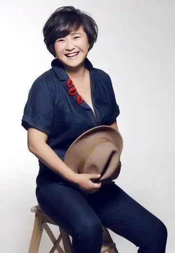 贾玲年轻时的照片,竟是如此漂亮,你们还认得出来吗?