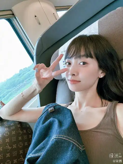 宋茜清唱我是一条小青龙##宋茜犄角发型自拍