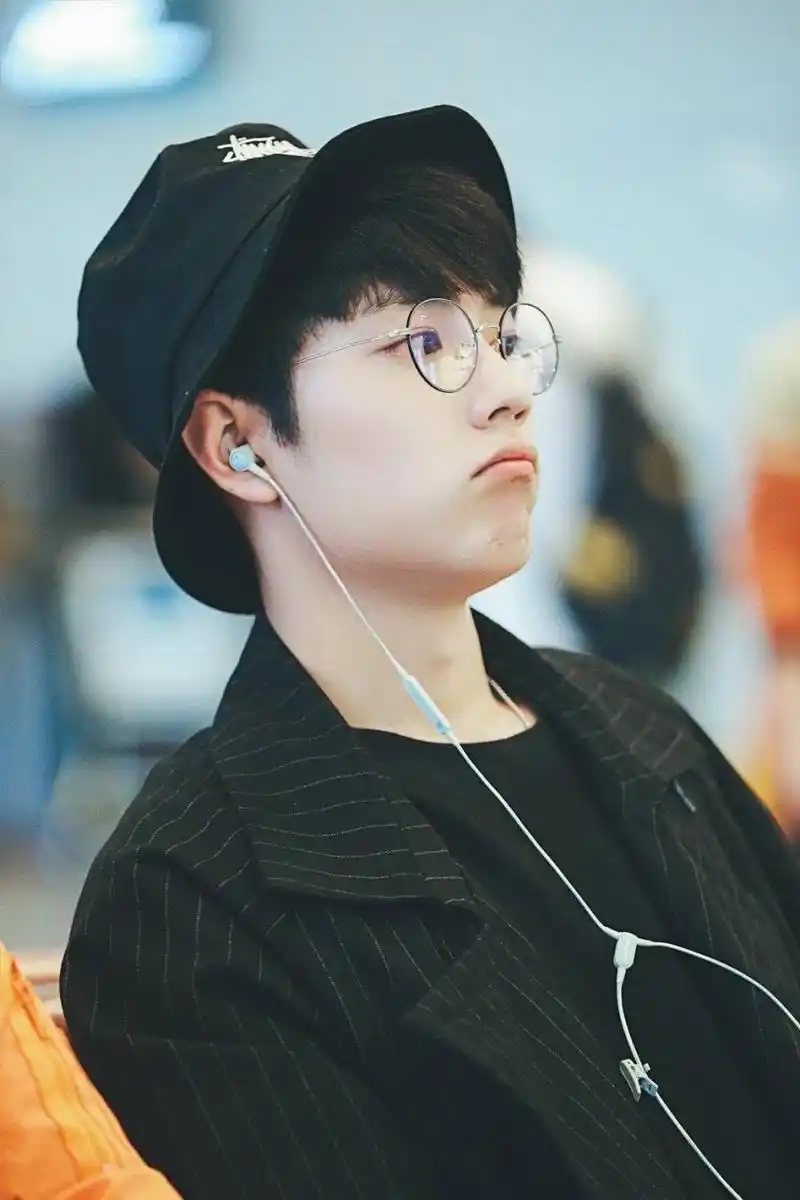 肖战机场图#  那年的嘟嘴小赞,可爱死了[亲吻]