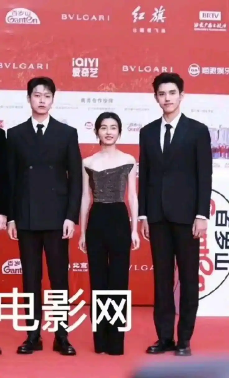 张子枫身高有点虚啊,按理说她身高160,章子怡164,俩人不会差这么大吧.