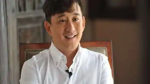 黄磊小儿子迎来两岁生日妈妈孙莉晒父子合影侧脸肉嘟嘟好可爱