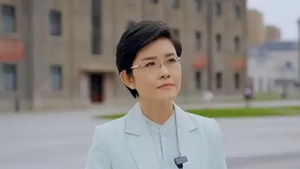 今年国庆小长假,著名央视女主播王宁踏上了一段特别的探亲之旅,她回到