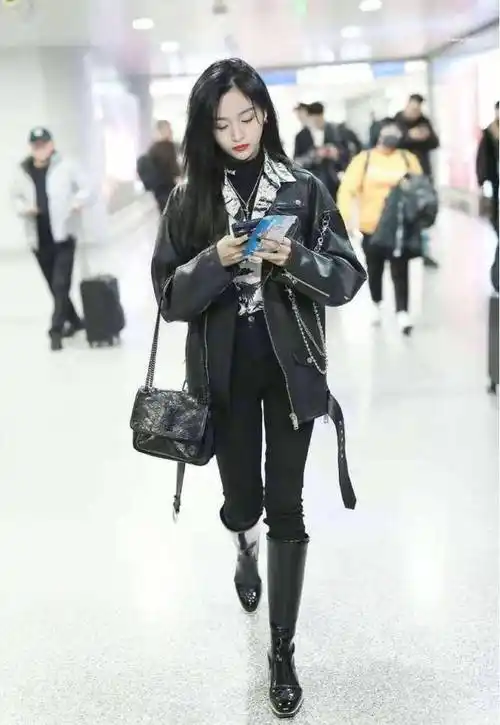 吴宣仪晒机场新照,西装搭配超短裤活力十足,真的是腿精本精了