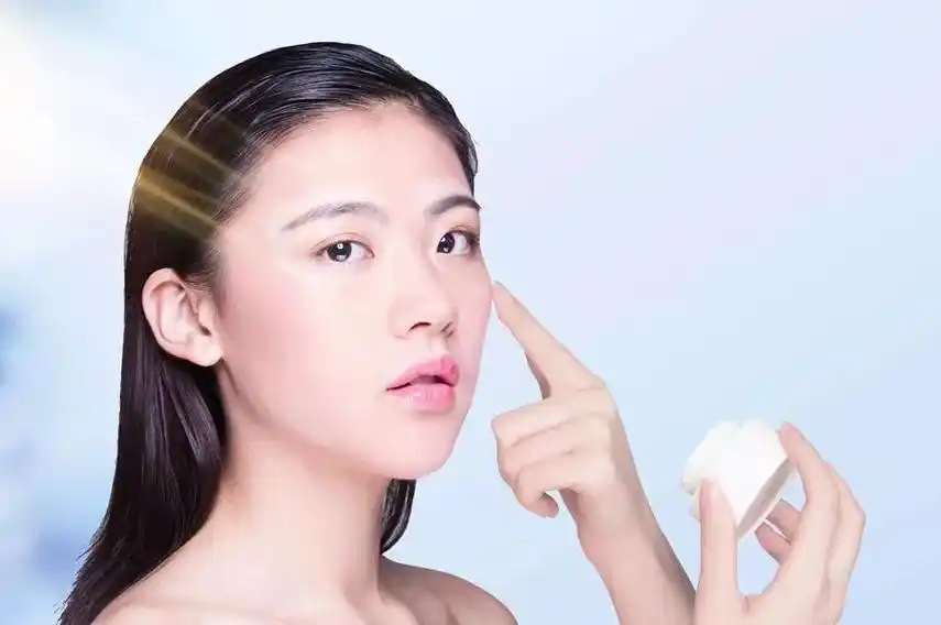 三,夏季涂防晒霜的技巧