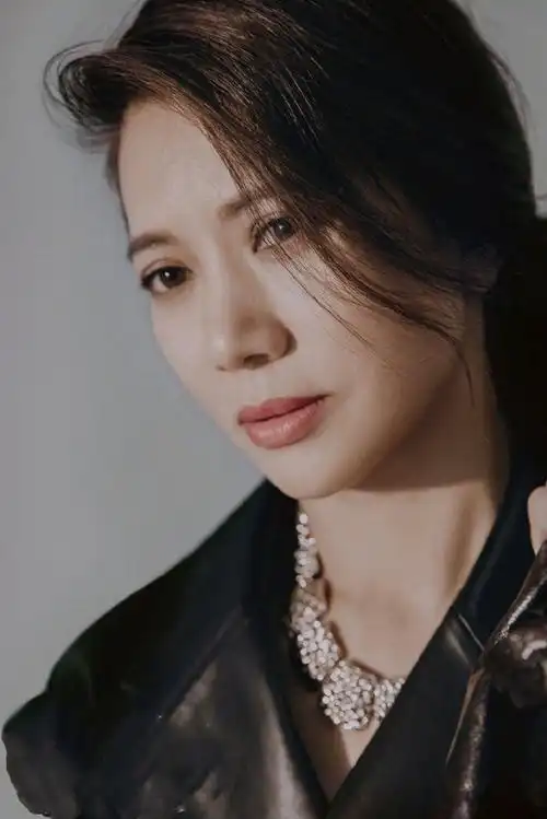 原创47岁袁咏仪好身材隐藏好久了蕾丝深v开叉裙真给力实力圈粉