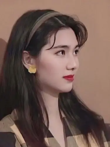 大概好看的人总喜欢扎堆,蔡少芬,洪欣,朱茵这三个美人的姐妹团,随便