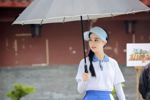 本周九位挑战者一身青春学生装亮相,重回学生时代,组成三个班级联手考