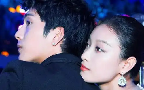 上周是马思纯欧豪,之前是阚清子纪凌尘,更早是倪妮井柏然,而我注意到