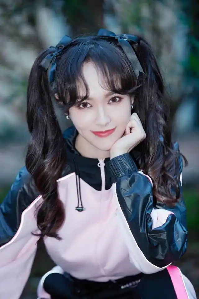 37岁唐嫣扎双马尾穿粉色运动装元气满满像学生妹清纯似少女