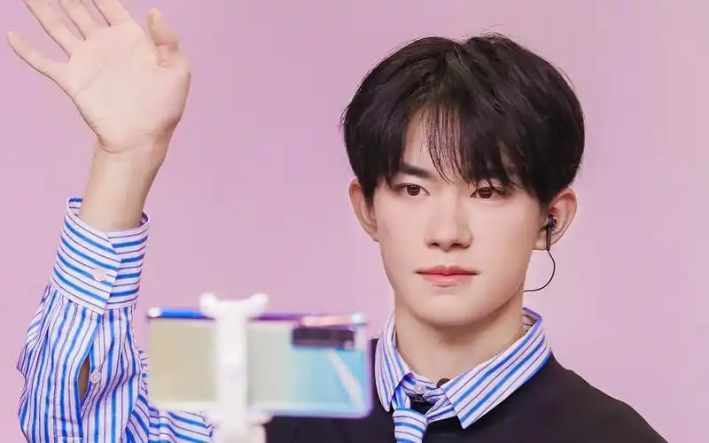 电脑壁纸 明星 大陆明星 易烊千玺时尚休闲条纹衬衫帅气写真