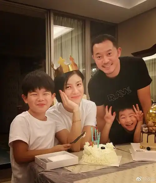 沙溢晒照为胡可庆祝生日,一家四口同框,却被安吉小鱼儿抢镜