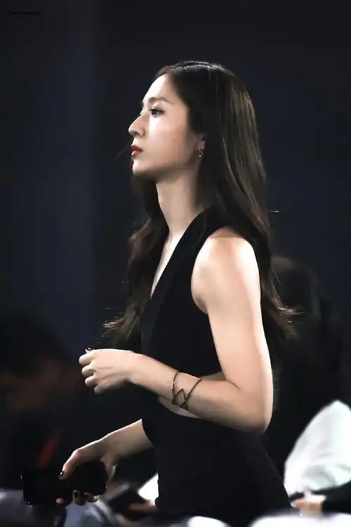 郑秀晶露腰黑裙