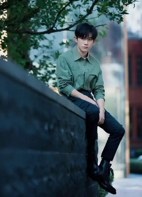 早秋时节的俊朗少年易烊千玺清新气质散发魅力