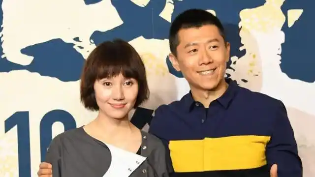 41岁的袁泉和老公现身机场,9岁女儿双腿修长,情侣装很显眼