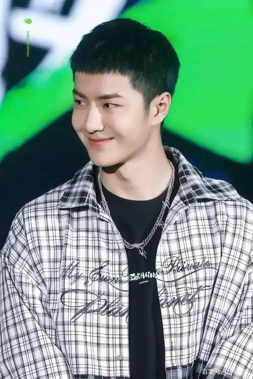 王一博现身品牌代言,首次回应短发争议,脖子变粗眼睛变小遭群嘲