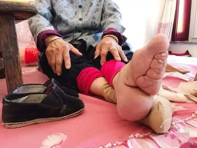 宁夏海原一位从清朝走过来的小脚女人!_老太太