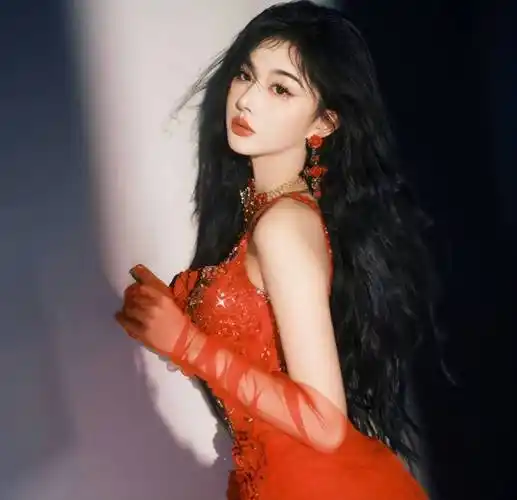 蜜蜂少女孔雪儿穿红纱裙出镜, 锁骨香肩美腿,妩媚动人_节目_组合_网友