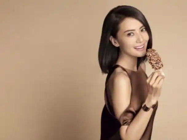 第一支"冰淇淋"广告便瞬间打响知名度,高圆圆在广告中的清纯的模样惹