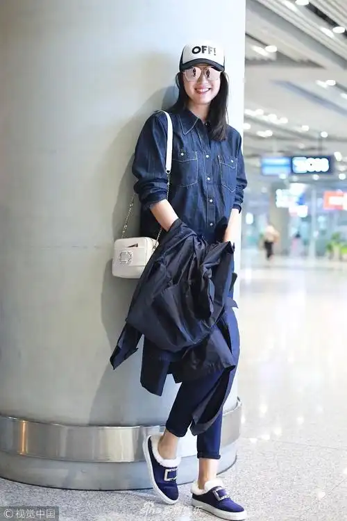张梓琳牛仔风酷劲十足 见镜头害羞露齿笑