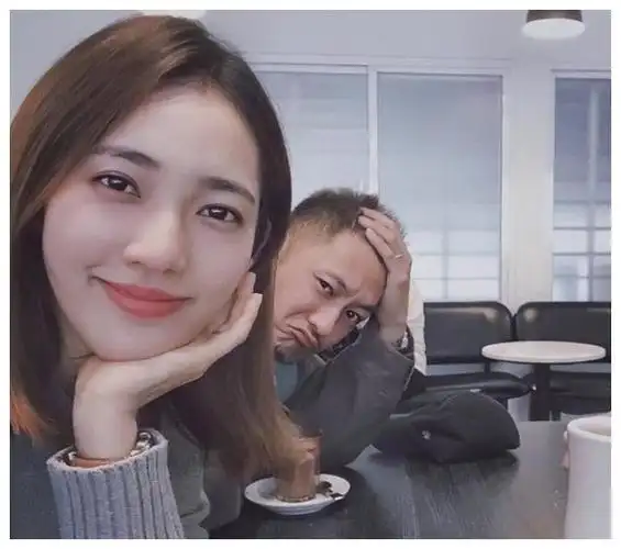 余文乐携老婆伦敦看秀,成熟西装略显发福,网友称王棠云很似马蓉