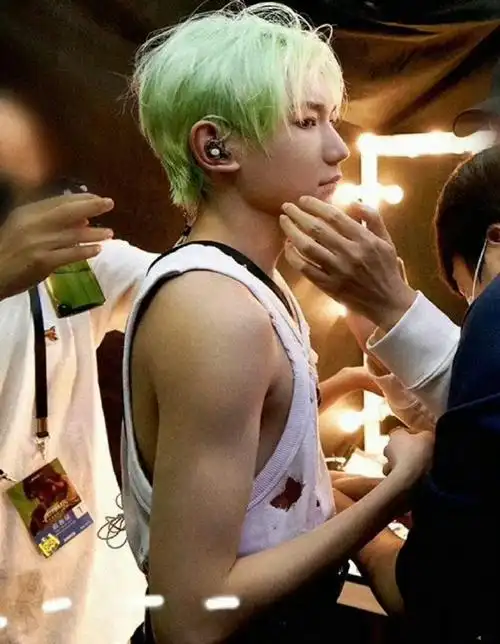 王源超话#想王源想王源的日记#男人不可貌相,腹肌不可眼量.