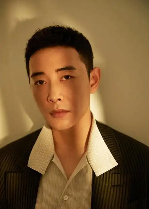 苏有朋三七分偏分发型:男生到一定年纪 就要剪个显年轻的发型(1)