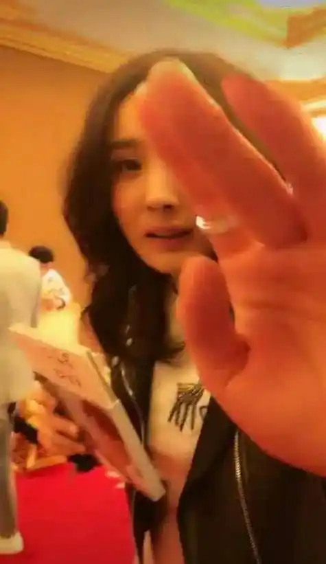 杨幂黑脸朝助理扔伞被骂脾气差,之前曾把人手机打掉_时候_事情_网友