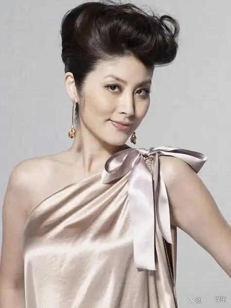 当年陈慧琳出道后靠着《记事本》一跃跻身一线歌手位置,而在香港最