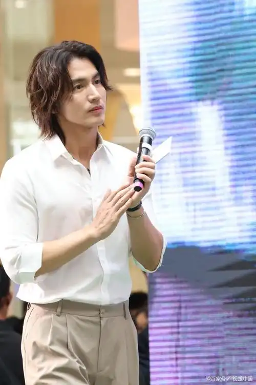 男神言承旭20年不老近日参加活动零修图近照曝光