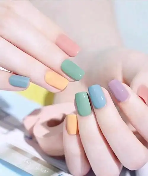 简单好看跳色美甲(简单活泼的夏日跳色美甲)(5)