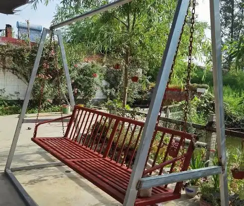 河南一女子随口说想要秋千丈夫和公公一举动让女子感到非常幸福