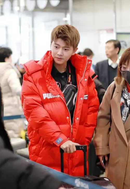 240105任嘉伦机场造型获赞粉丝热议青春潮流风