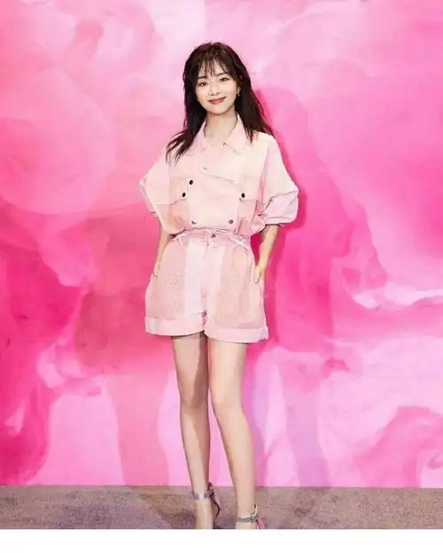 女明星撞衫之少女粉套装网友娜扎身高碾压