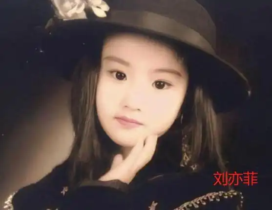 黄圣依的照片,大家突然发现,原来她们俩撞脸,还真的是从小时候就开始