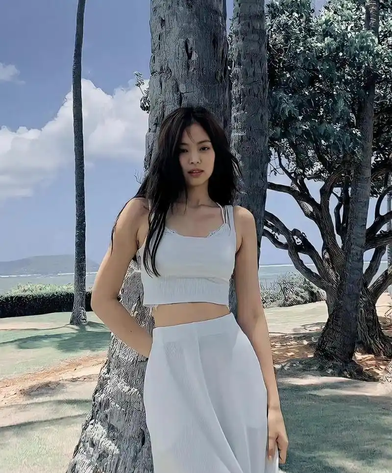 jennie大秀好身材,背部纹身吸睛!